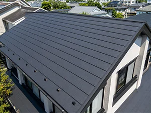 軽量な金属屋根で、地震への備えも安心