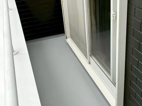 ベランダ全体を塗装・防水施工し、きれいな仕上がりに。防水性に優れた材料を使用し、雨水の浸入を防ぐことで、ベランダの防水性を高めました。