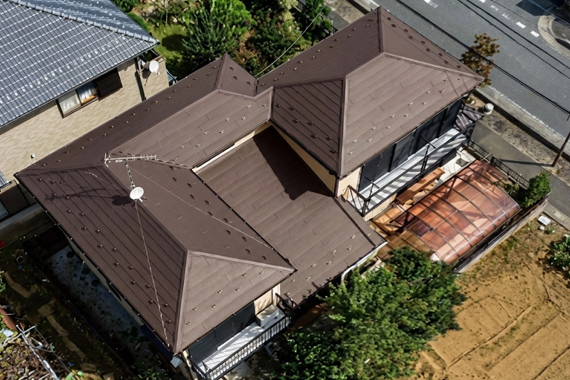 【断熱材一体型の軽量設計で、建物への負担を抑える屋根カバー】アイジー工業｜スーパーガルテクト