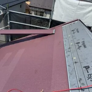 屋根の形状に合わせて屋根材を施工