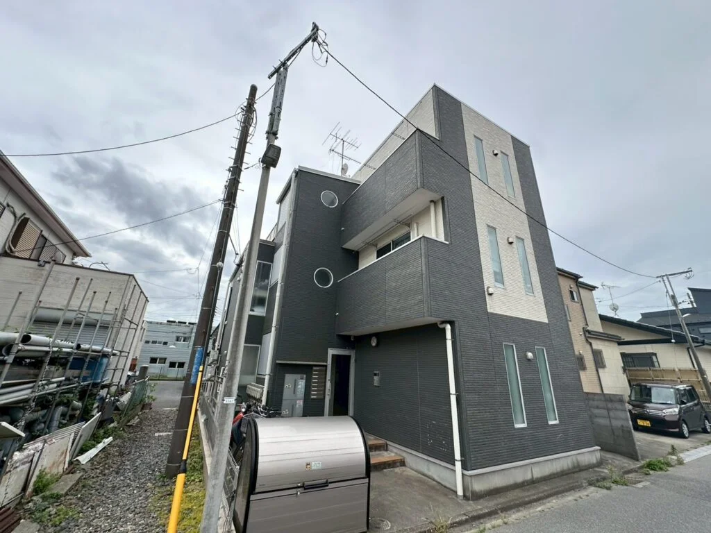 外壁塗装と屋上防水で、雨風に負けない丈夫なアパートへ