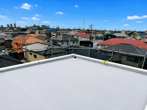 屋上は既存の防水層を活かしてトップコートを施工しました。色あせや汚れが目立っていた状態から一新され、すっきりとした印象に仕上がっています。