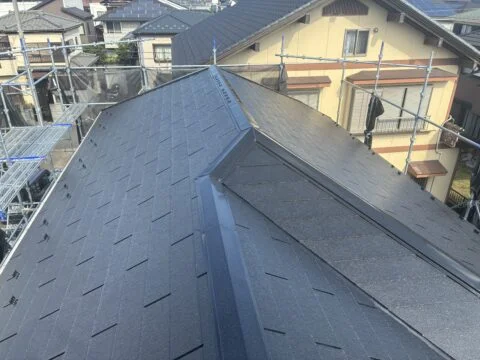 屋根もブラックに塗り替え、外壁と統一感のあるすっきりとした外観に。耐候性に優れた塗料で、紫外線や雨風による劣化を抑え、きれいな状態を長く保ちやすくしました。