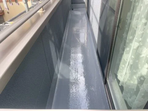 ベランダ全体を塗装・防水施工し、きれいな仕上がりに。防水性に優れた材料を使用し、雨水の浸入を防ぐことで、ベランダの防水性を高めました。