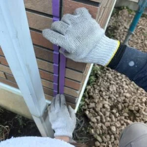 シーリング施工

外壁材の目地やサッシまわりに施工されている既存シーリングは、経年によってひび割れ・硬化・痩せ・剥離などが起こります。
今回は、塗装前にシーリングを一通り打ち替え、雨水の侵入を防ぐとともに、外壁の動きに追従できる状態へ整えました。
