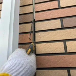 劣化した既存シーリングをカッターなどで丁寧に撤去します。
古いシーリングを残したまま施工すると、新しい材料が十分に密着しない場合があるため、下地をきれいに整えます。