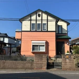 外壁の汚れや劣化を丁寧に処理したうえで、ラジカル制御型塗料を使用して塗り替えを行いました。既存のレンガ調外壁とアイボリーの配色を活かしながら、屋根や付帯部との色合いも整え、住まい本来の雰囲気を残した、落ち着きと統一感のある仕上がりとなりました。

見た目の美しさだけでなく、外壁を雨風や紫外線から守り、これからも長く安心して暮らしていただける住まいへと生まれ変わりました。