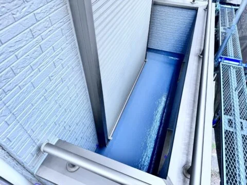 ベランダの防水工事が完了し、防水面を整えて雨水の浸入を防ぐためのメンテナンスを行いました。今回は防水材「ウレアックスHG」を使用し、既存の下地の状態に配慮しながら丁寧に施工しました。ベランダは雨や紫外線の影響を受けやすく、防水性能の低下を防ぐためには定期的な点検とメンテナンスが欠かせません。外壁や屋根の塗装とあわせて防水工事を行うことで、建物全体の保護性能を高めました。これからも安心してお住まいいただけるよう、見えにくい部分までしっかりとメンテナンスしています。