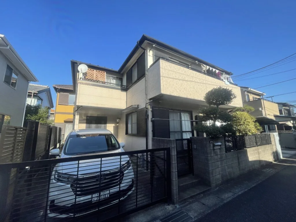 明るい外壁と黒のコントラストで、美観と耐久性を高めた住まいへ
