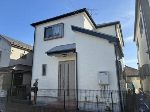 外壁塗装が完了し、建物全体が美しく整った仕上がりとなりました。

今回の施工では、既存の白い外壁とレンガ調のデザインを活かしながら、外壁本来の美しさを引き立てるよう丁寧に塗装を行いました。高圧洗浄や下地処理をしっかりと行い、下塗り・中塗り・上塗りの各工程を丁寧に重ねることで、塗料の性能を十分に発揮できるよう施工しています。

外壁塗装は、見た目をきれいに整えるだけでなく、雨風や紫外線から住まいを守るためにも重要なメンテナンスです。今回の塗装によって、外観の美しさと外壁の保護性能を高め、これからも安心して暮らせる住まいへと仕上がりました。