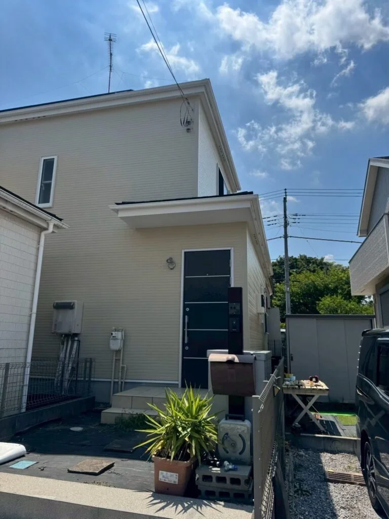 住まいを守る機能性と美しさを両立。優しい色合いの外観へ