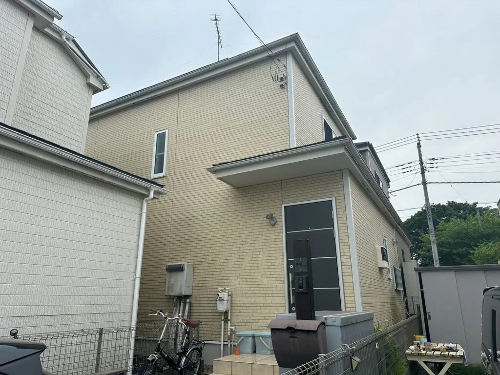 住まいを守る機能性と美しさを両立。優しい色合いの外観へ