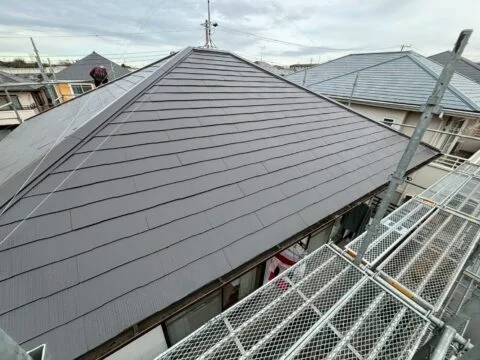 屋根塗装が完了し、屋根全体がきれいに整いました。今回の施工では「グランセラベスト」を使用し、屋根の美観を回復させるとともに、紫外線や雨風から屋根を守るためのメンテナンスを行いました。

屋根は普段目にする機会が少ない部分ですが、住まいを守るうえで重要な役割を担っています。外壁塗装とあわせて屋根も丁寧に仕上げることで、建物全体のメンテナンスができました。今後も安心して暮らしていただけるよう、屋根の状態に合わせた適切な維持管理が大切です。